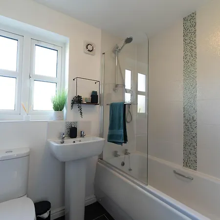 4 Bedroom Town House With Mountain Views, A Private Garden And Ease Of Access Into Abergavenny Exterior photo