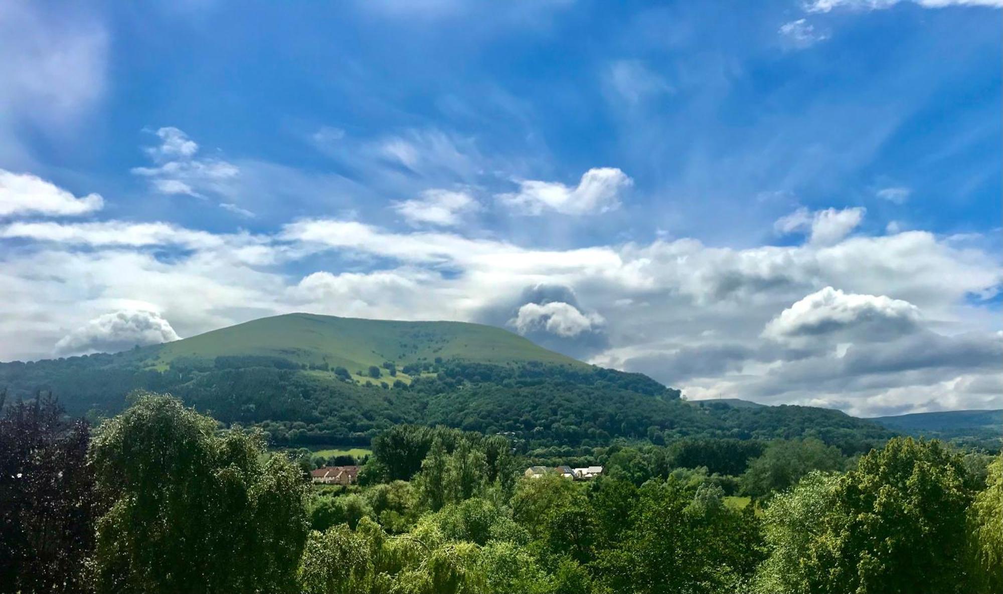 4 Bedroom Town House In Llanfoist Within Walking Distance To *