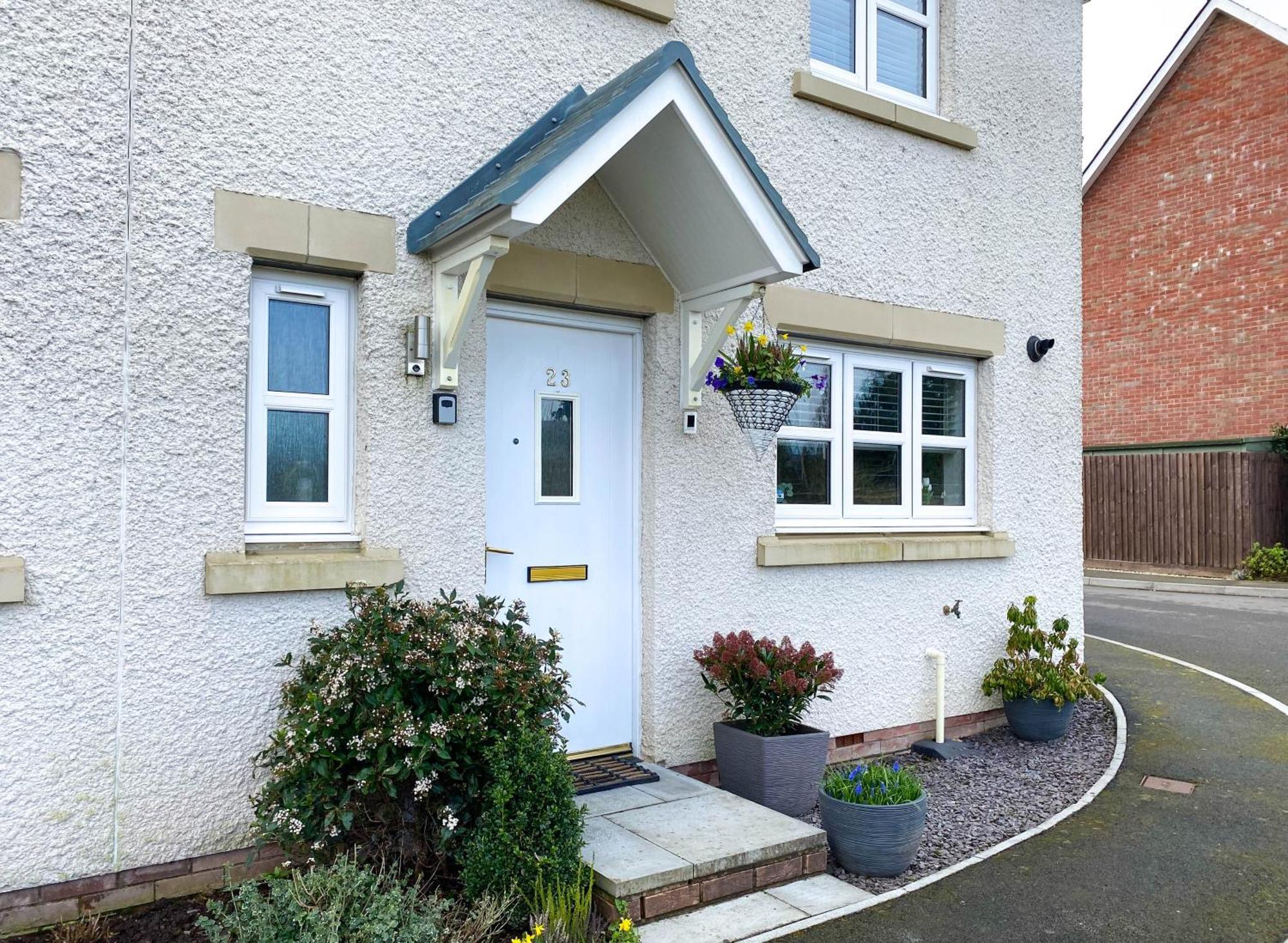 Holiday home 4 Bedroom Town House In Llanfoist Within Walking Distance To *